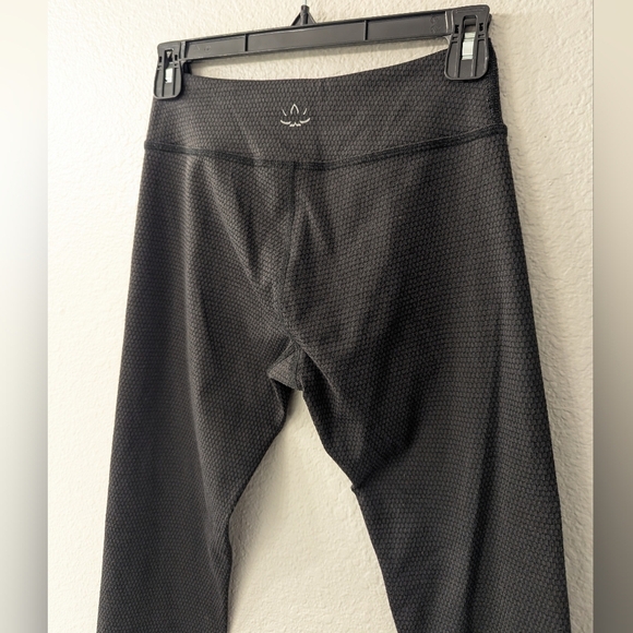 Beyond Yoga Textured Mid Rise Leggings - Picture 9 of 10